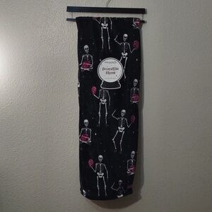 NWT ADIRONDACK SKELETON WITH CRYSTAL BALL DECORATIVE THROW 50X70 BLACK, PURPLE